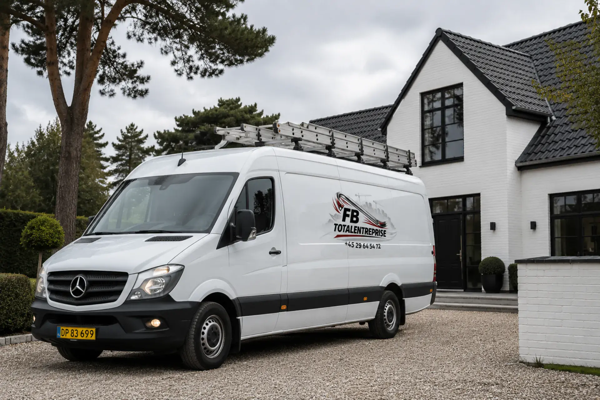 Mercedes-Benz firmabil med logo til totalentreprise og byggeprojekter.